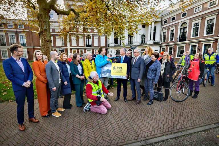 Overhandiging handtekeningen voor behoud fietspaden Noord-Hollandse duinen